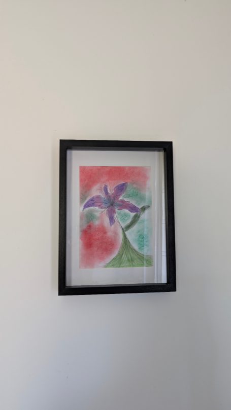 Bunte Zeichnung eines Baumes mit farbigen Blättern und Hintergrund in Rosa und Grün.